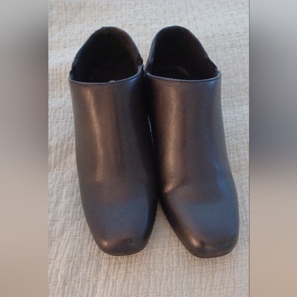Black Heels with Slip-On Design and Rounded Toe. new. No tag